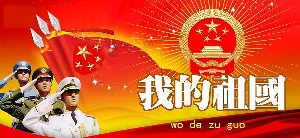 她现在在公园。因为他喜欢饭后散步。用英语怎么说？游戏画面